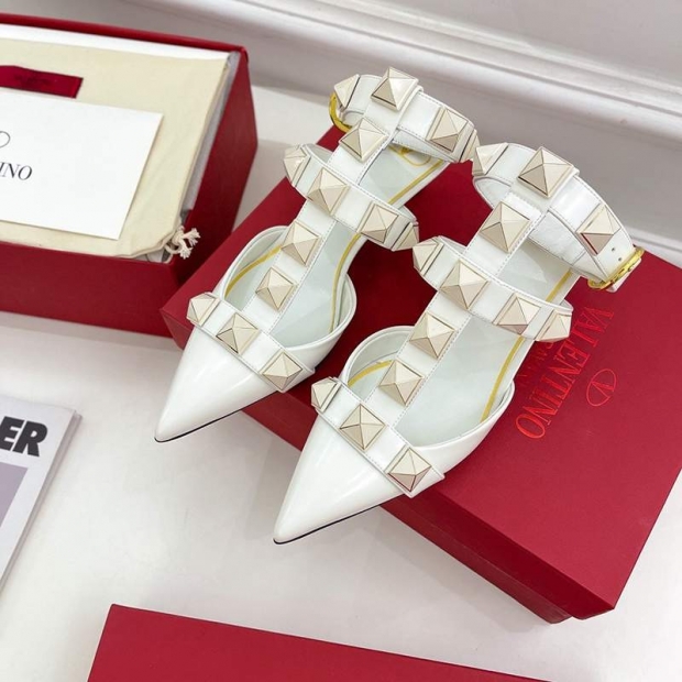 New Valentino Pumps Replica Roman Stud Calfskin Pumps Vul78878