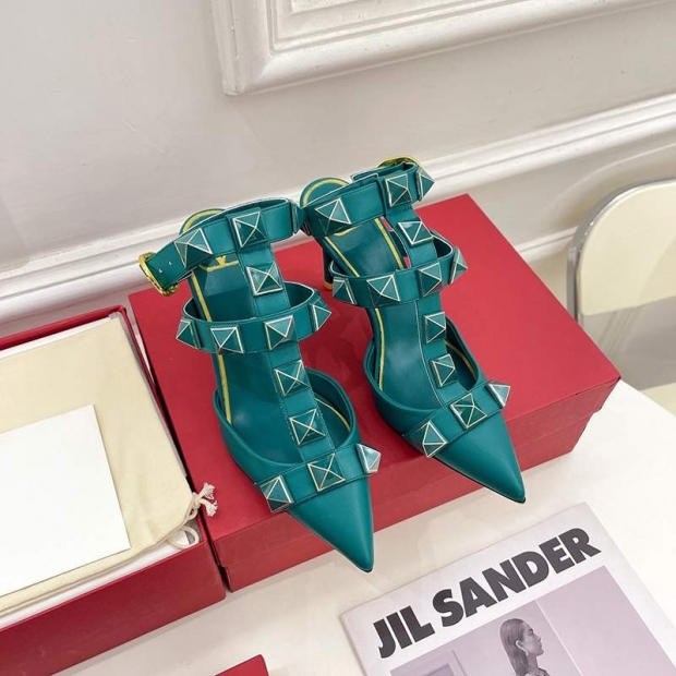 New Valentino Pumps Replica Roman Stud Calfskin Pumps Vuw92338