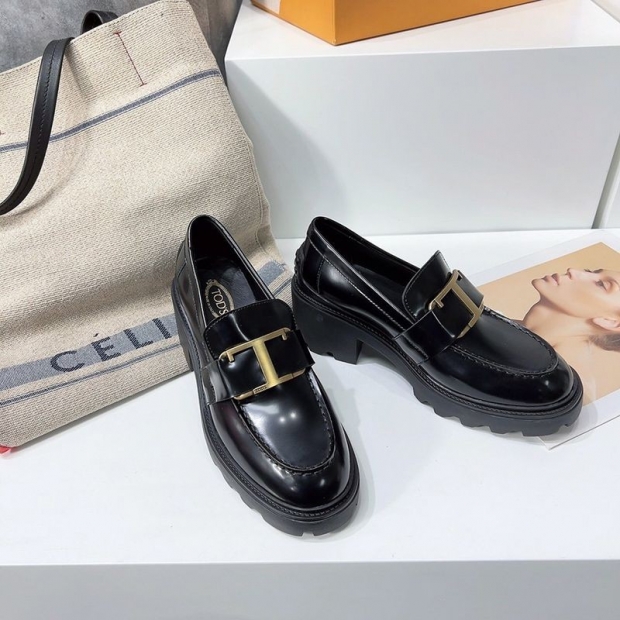 Tax and shipping included TODS Leather T Timeless Metal Loafers Replica toh52401