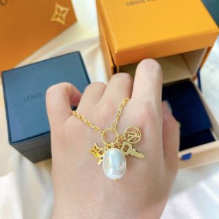 Louis Vuitton pearl key necklace replica vuy05524