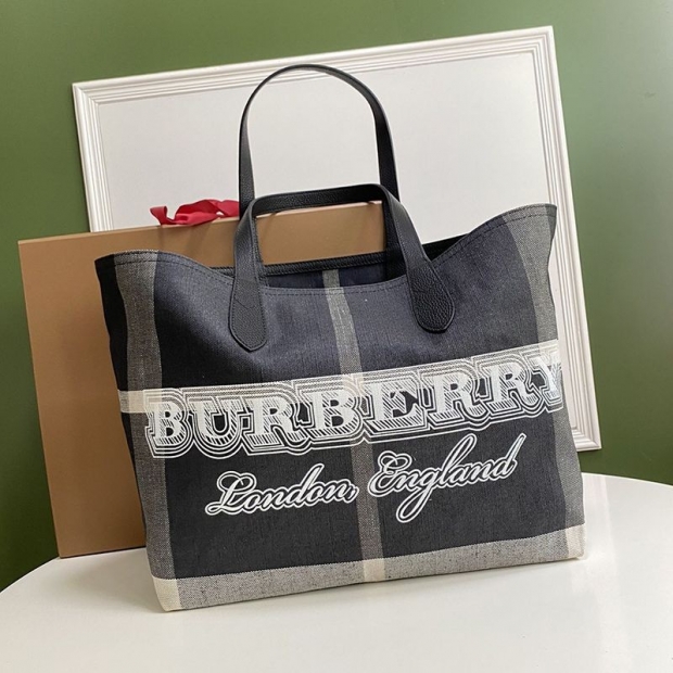 Rare color Burberry pocket bag copy outdoor travel check reversible bag Bas31678