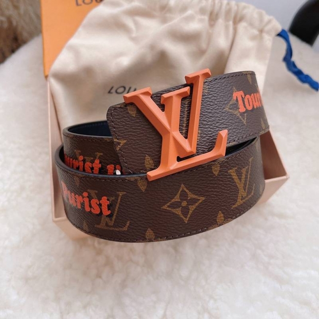 21-22AW Louis Vuitton Santur LV Pyramid Replica 40MM Reversible Belt vuq95758