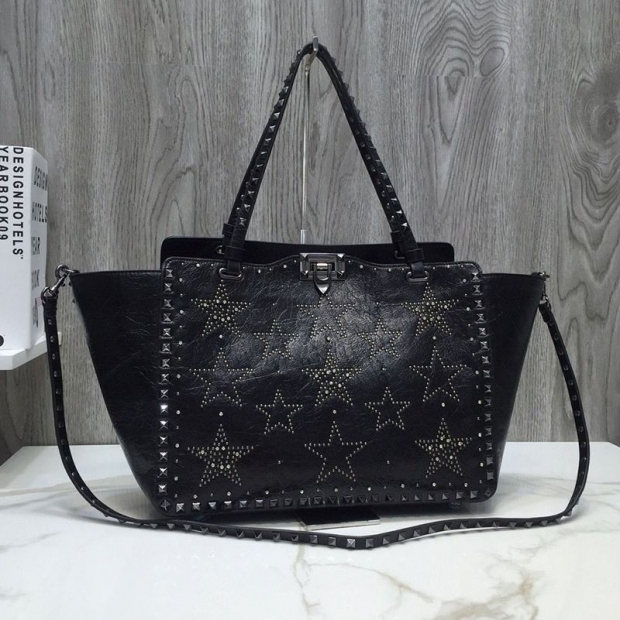 Not available in Japan ★ Valentino Tote Bag Replica ★ Calfskin Medium Rockstud Bag Vup50998