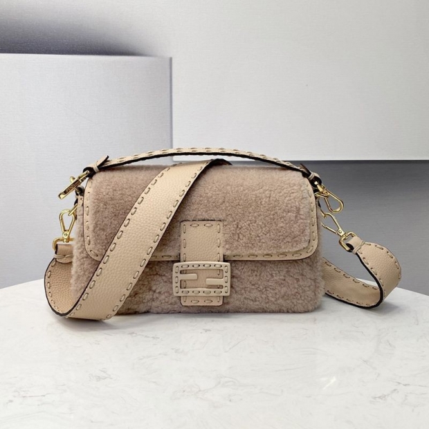 Very popular! Fendi Baguette Replica Sheepskin Bag fej60142