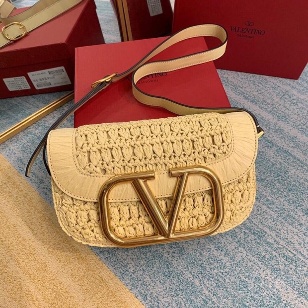 New for Spring: Valentino Shoulder Bag Replica VEE Leather Crossbody Bag Vuh71016