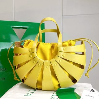 Popular all over the world? Bottega Veneta Shell Replica Medium Tote Bag boi27183
