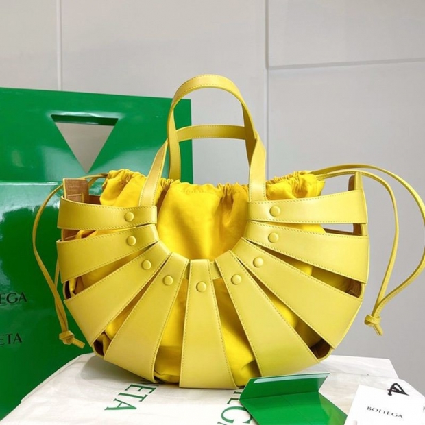 Popular all over the world? Bottega Veneta Shell Replica Medium Tote Bag boi27183