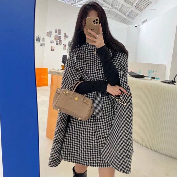The rapidly growing popularity of Max Mara's checked cashmere cape mat97537
