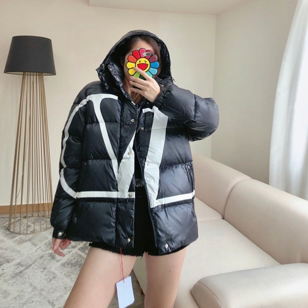 Competition: Valentino Moncler replica down jacket with logo Vue37116