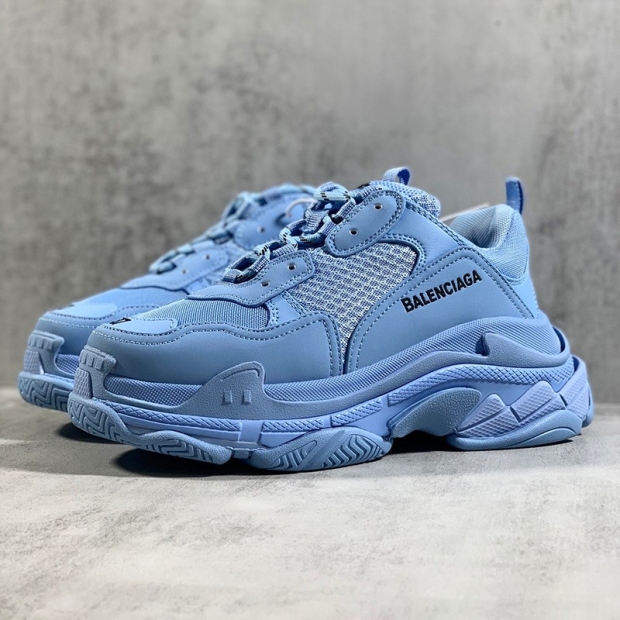 Battle for Balenciaga Triple S Replica Sneakers ban65946