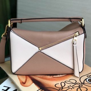 Battle for the Loewe Puzzle Bag Replica Tricolor Shoulder Bag loi85084