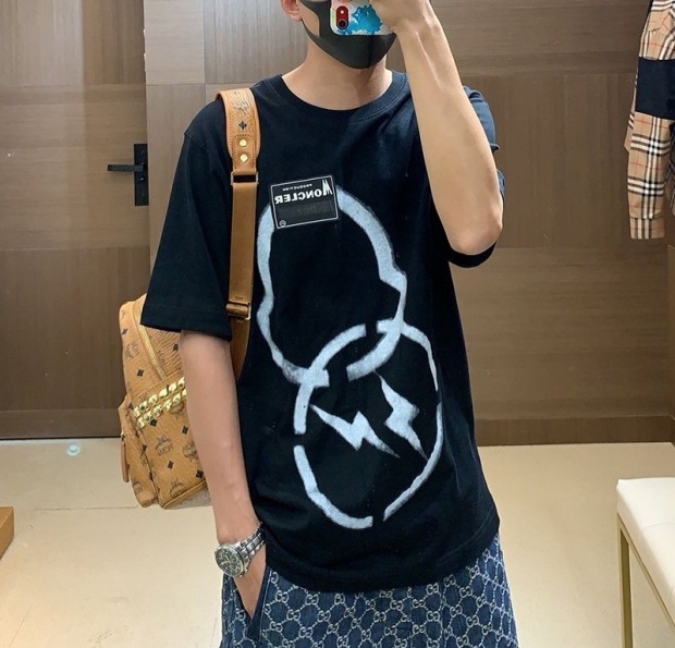 ★Japan!! Popular! Moncler Genius fake [7 Moncler FRAGMENT Hiroshi Fujisawa] Fragment spray logo T-shirt mog49509