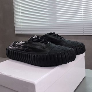 Eye-catching color Maison Margiela 6 City Sneakers Replica Cowhide Lace-up Black Mal13032