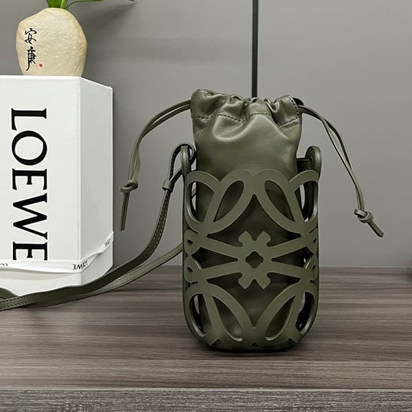 Extremely rare! Loewe replica Anagram cut-out pocket loq42663