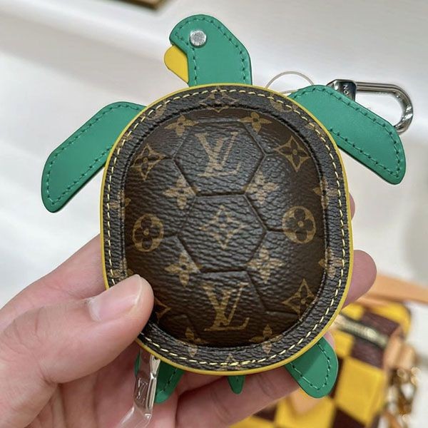 SecuredLouis Vuitton Turtle Pouch Replica Bag Charm vuv10356