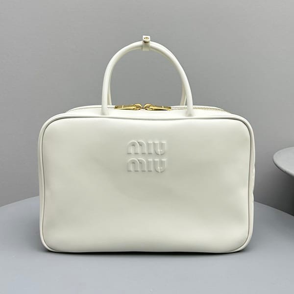 The latest and most fashionable Miu Miu n-grade logo embossed handbag mini myt80074