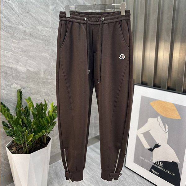 I definitely want this! Moncler sweatpants replica with logo patch moe60044