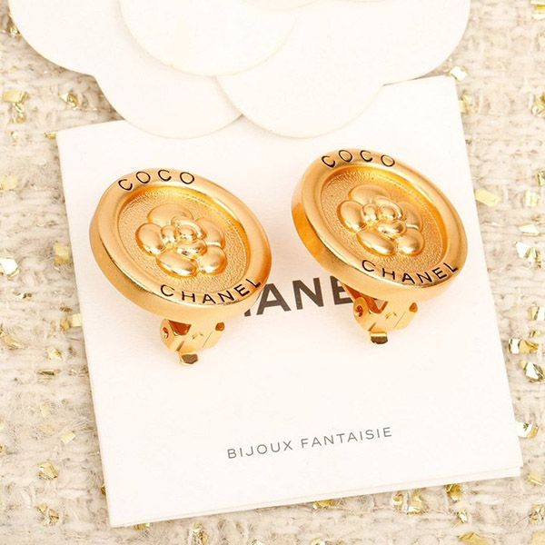 A glamorous look with Chanel coco Vintage earrings replica she30768